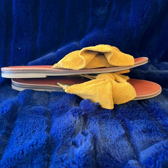 AMERICAN EAGLE. MUSTARD SLIP ON SANDALS. SUADE LIKE MATERIAL. LARGE BOW AS STRAP - Picture 6 of 8